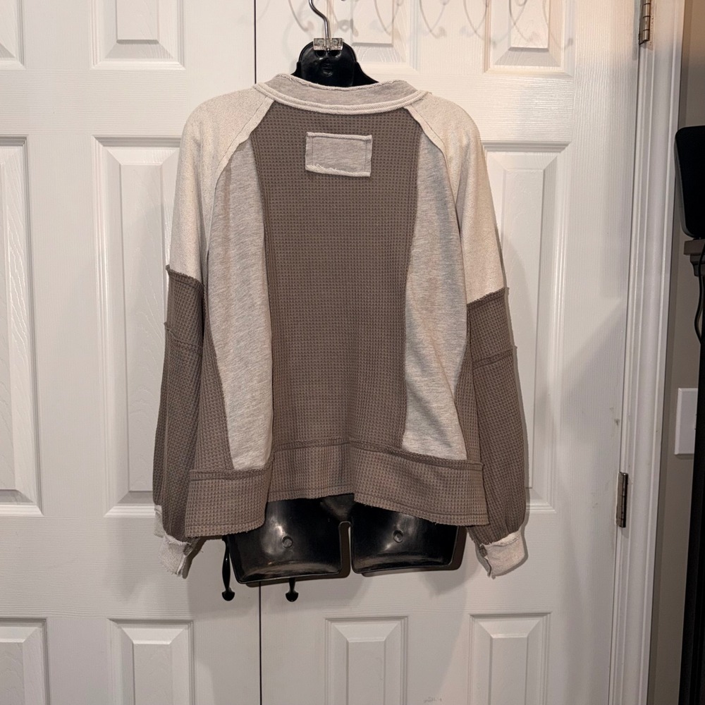 NWOT POL Clothing Women Neutral Color-block Waffle Knit Thermal Top Grey Taupe M - Picture 3 of 4